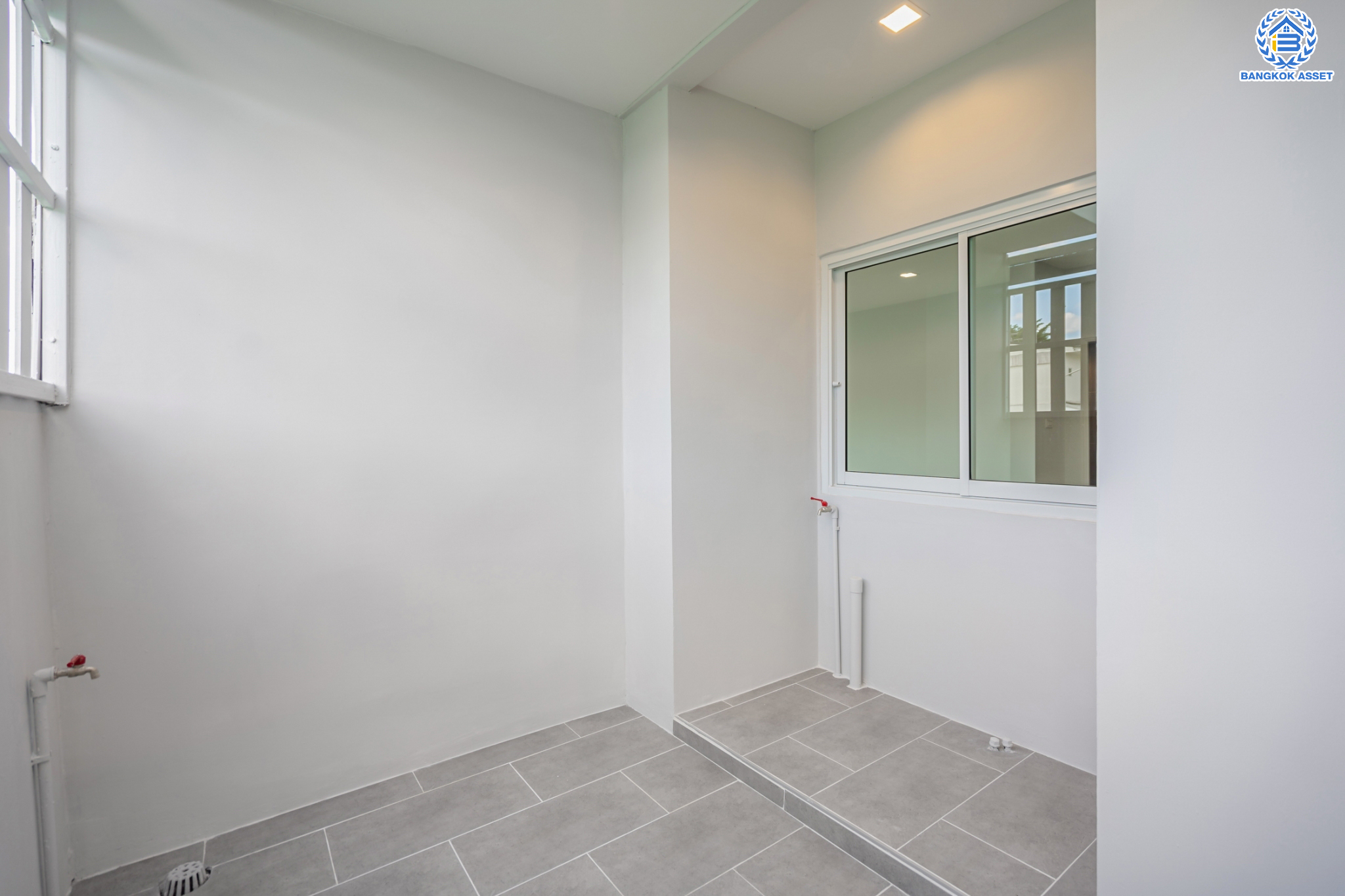 บ้านมือสองตกแต่งใหม่ ม.เศรณี คาซ่า ดอนเมือง บ้านเดี่ยว หลังมุม เนื้อที่ 56.2 ตร.ว. ฟังก์ชันจัดเต็ม 5 ห้องนอน 5 ห้องน้ำ 1 ห้องอเนกประสงค์ จอดรถได้ 2 คัน พร้อมมีพื้นที่สีเขียวที่ให้คุณจัดมุมพักผ่อนเล็กๆ ได้ชิลๆ ราคาคุ้มสุดในย่านนี้! ใกล้สนามบินดอนเมือง, ทางด่วน "ศรีสมาน" และรถไฟฟ้าสายสีแดง "สถานีดอนเมือง"